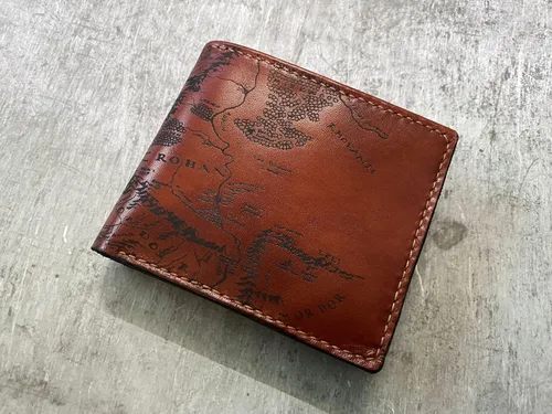 Miniatura 6 de Billetera vintage hecha a mano para hombre – Cuero auténtico plegable con grabado de mapa, regalo personalizable, Castaño, medio, Billetera plegable