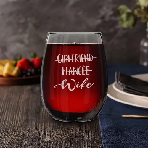 Miniatura 5 de shop4ever Novio Prometido Marido Novia Prometida Esposa Grabado Cerveza Vaso y Copa de Vino Sin Tallo, Él & Para Ella Set