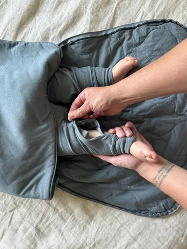 Miniatura 49 de GUNAMUNA Pijama unisex convertible ultrasuave para bebé, mameluco con cremallera para pañales, recién nacido a 24 meses