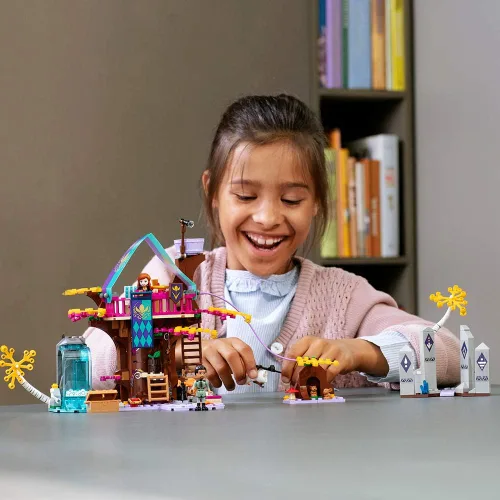 Miniatura 3 de LEGO Disney Frozen II Enchanted Treehouse 41164 Kit de construcción de casa del árbol de juguete con muñeca Anna y figura de conejo para juego