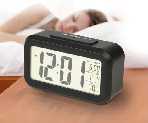 Miniatura 3 de RCA Reloj despertador portátil con sensor automático de luz nocturna, brillo ajustable, pantalla de temperatura interior, calendario completo