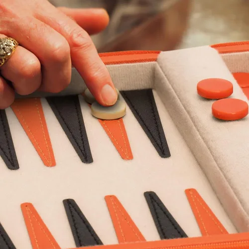 Miniatura 7 de Yellow Mountain Imports Juego de Backgammon Mini de Tamaño de Viaje, Alanya - Fichas Magnéticas y Tablero de 9 Pulgadas en Elegante Estuche de Cuero