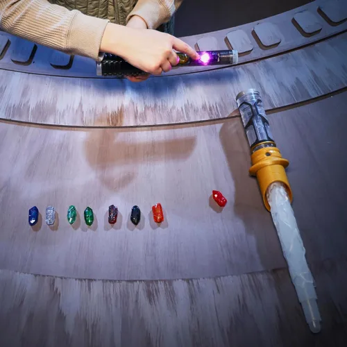 Miniatura 11 de STAR WARS Power Crystal Lightsaber, 7 colores y 10 cristales, más de 50 combinaciones que cambian de color, luces y sonidos, juguetes para niños