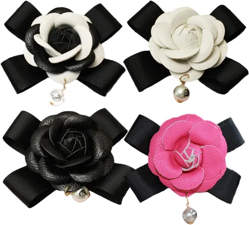 Miniatura 4 de AKOAK Adorno de flor de camelia de piel sintética para llavero bolso e interior del coche (negro/blanco)