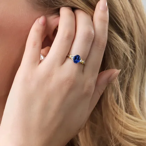 Miniatura 5 de Gem Stone King Anillo de oro amarillo de 10 quilates de 2 tonos y plata de ley 925 con zafiro creado en azul y diamantes cultivados en laboratorio
