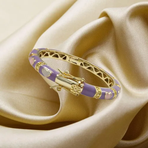 Miniatura 2 de Ivy and Max Pulsera con acabado dorado y esmalte de lavanda con múltiples corazones para niñas
