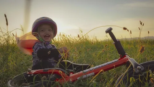 Miniatura 6 de Strider Bicicleta deportiva de 12 pulgadas – Bicicleta de equilibrio sin pedal para niños de 1 a 4 años – Incluye almohadilla de seguridad, asiento