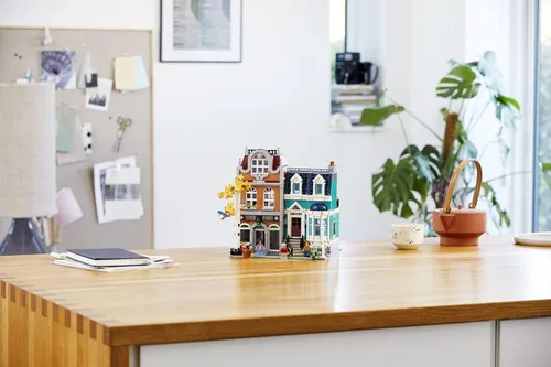 Miniatura 4 de LEGO Creator Expert Bookshop 10270 - Kit de construcción modular, juego de exhibición de decoración del hogar para coleccionistas, colección