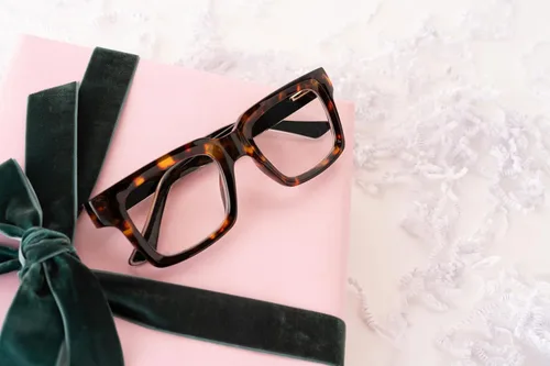 Miniatura 4 de Peepers de PeeperSpecs - Gafas de lectura con bloqueo de luz azul favoritas de Oprah y gafas sin corrección Negro (Tortoise/Black)