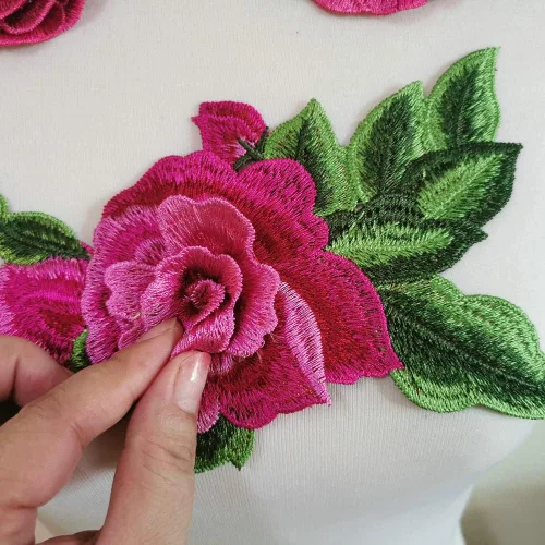 Miniatura 4 de 4 piezas de bordado de flores rosas para coser en parche vestido sombrero bolsa jeans apliques manualidades accesorios de ropa DIY (rojo rosa)