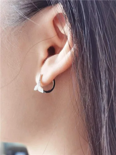 Miniatura 3 de Pendientes de aro pequeños de plata de ley 925 con circonita cúbica, diseño de cola de pez con forma de cola de pez, para cartílago
