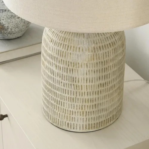 Miniatura 2 de Nourison Home 24" (61 cm) Lámpara de mesa de granja texturizada en forma de panal color huevo (beige) para mesita de noche, sala de estar, comedor