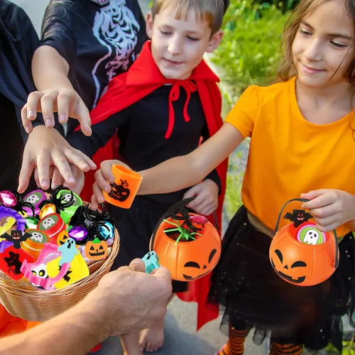 Miniatura 6 de 168 piezas de recuerdos de fiesta de Halloween para niños, paquete de 24 calabazas precargadas de Halloween con juguetes, araña, dientes de vampiro
