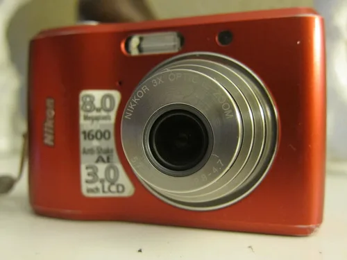 Miniatura 3 de Nikon Coolpix L18 - Cámara digital de 8 MP con zoom óptico 3x (rojo rubí)
