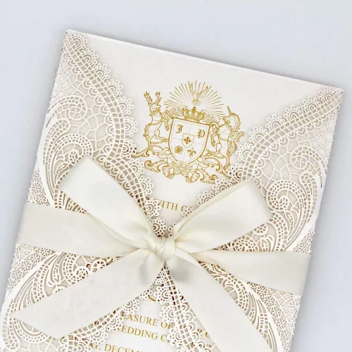 Miniatura 5 de Paquete de 25 invitaciones de boda de encaje cortado con láser marfil con inserto brillante y lazo de cinta, elegantes tarjetas de invitación