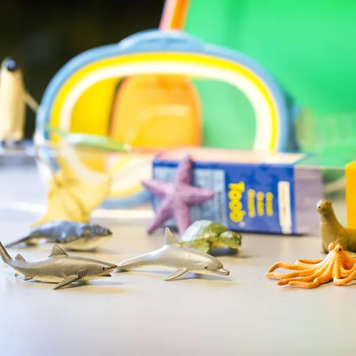 Miniatura 2 de Safari Ltd Ocean TOOB viene con 12 diferentes modelos de figuras de juguete de animales pintados a mano incluyendo león marino, rayo de águila