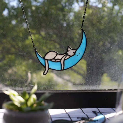 Miniatura 4 de BOXCASA Atrapasoles de Vidrio Emplomado Hecho a Mano de Gato Gris en Luna - Colgante Decorativo para Ventana para Amantes de los Gatos, Día