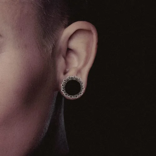 Miniatura 4 de ERKUOO 2 medidores de oreja con patrón hueco, doble acampanado, túnel de oreja, expansor, aretes de carne, piercing de lóbulo, joyería de 2 a 1