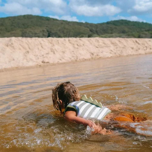 Miniatura 6 de SUNNYLiFE Chaleco de natación - Fabricado con neopreno más una cremallera frontal segura y desarrolla confianza en el agua. Chaleco de natación