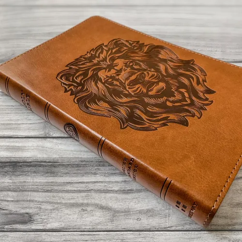 Miniatura 4 de Biblia ESV personalizada, marrón con un león en la portada, opción para personalizar con el nombre con letra a mano en la portada