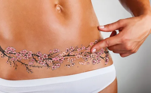 TuckTats: Sayura - Tatuaje temporal de flor de cerezo – cubierta de cicatriz de abdominoplastia o mastectomía, realista y duradero, moderno y seguro