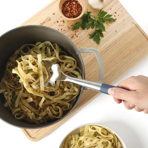 Miniatura 4 de Calphalon Edge Servidor de pasta de espagueti de acero inoxidable con mango de goma termoplástica - azul marino Azul marino con goma
