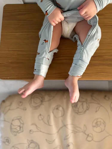 Miniatura 4 de GUNAMUNA Pijama unisex convertible ultrasuave para bebé, mameluco con cremallera para pañales, recién nacido a 24 meses