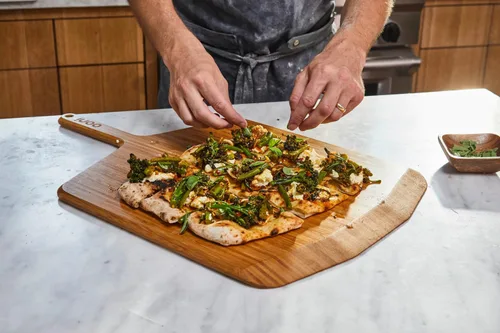 Miniatura 7 de Ooni Cáscara de pizza de bambú de 16 pulgadas, tabla de servir de madera de 16 pulgadas, espátula de pizza, accesorios para horno de pizza
