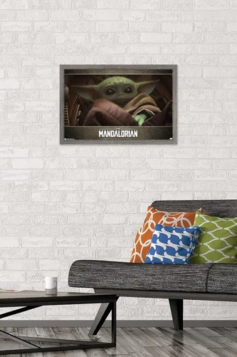 Miniatura 2 de Trends International Star Wars: The Mandalorian - Póster de pared de ojos, 14.725 x 22.375 pulgadas, versión enmarcada de madera de granero