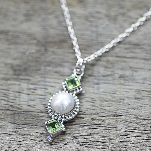 Miniatura 4 de NOVICA Collar con colgante de peridoto de perlas de agua dulce cultivadas de plata de ley 925 hecha a mano de la India, piedra natal verde y blanca