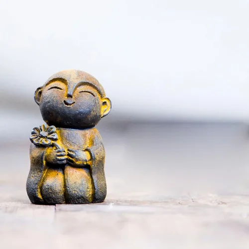 Miniatura 2 de OwMell Estatua de monje japonés de Jizo, figura de Buda Jizo, estatua conmemorativa del acuario, adorno de flores de hierro