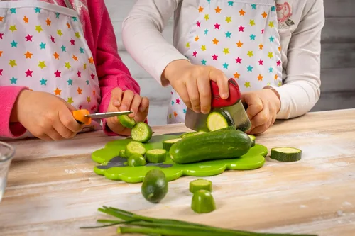 Miniatura 7 de Kuhn Rikon Kinderkitchen - Cuchillo Mezzaluna para niños con protector de cuchilla, gato, 5.2 x 3.3 x 0.7 pulgadas, rojo, herramientas de corte