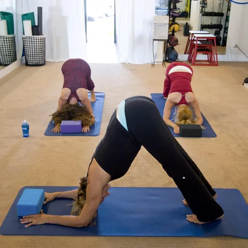 Miniatura 8 de Muka Paquete de 4 bloques de yoga de 4 x 6 x 9 pulgadas, ladrillo de yoga de espuma EVA de alta densidad para meditación, pilates Negro