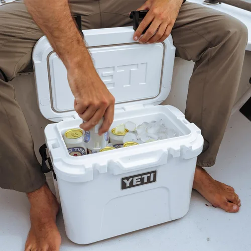 Miniatura 7 de YETI Roadie 15 - Enfriador duro con correa de hombro DoubleDuty verde bosque negro