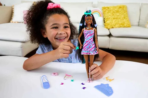 Miniatura 2 de Barbie Muñeca Totally Hair, temática de mariposa con cabello de fantasía de 8.5 pulgadas y 15 accesorios de peinado
