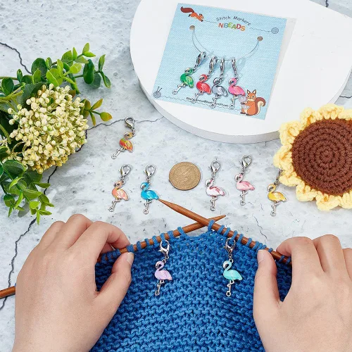 Miniatura 3 de NBEADS 24 marcadores de puntada de flamenco, aleación esmaltada de ganchillo, dijes extraíbles de pinza de langosta para tejer, tejer, coser y hacer