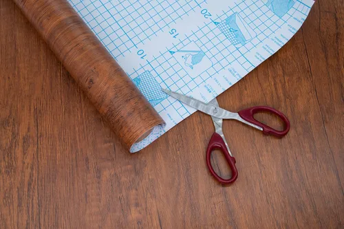 Miniatura 2 de Papel de contacto de grano de madera de 17.71" x 590" para despegar y pegar, papel tapiz de aspecto de madera marrón, papel tapiz decorativo de Rojo