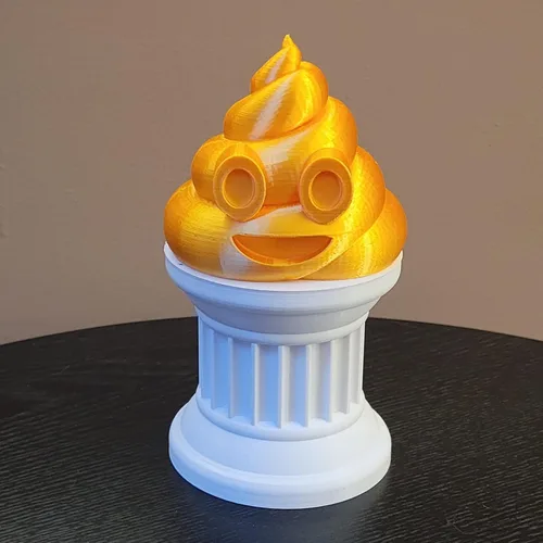 Znet3D Poop Emoji Trophy – 6 pulgadas de alto en un pilar blanco – Premio y regalo perfecto – Hecho a mano con fabricación aditiva (oro seda)