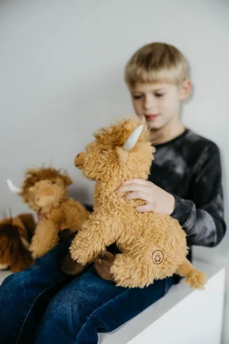 Miniatura 3 de The Petting Zoo Highland Cow Peluche de peluche, regalos para niños, animales salvajes de la vida silvestre, vaca rubia, 12 pulgadas
