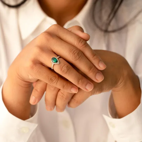 Miniatura 2 de Peora Anillo de halo de lágrima de esmeralda creado para mujer, oro blanco de 14 quilates con topacio blanco auténtico, forma de pera de 1.25