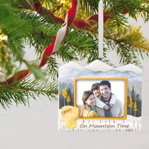 Miniatura 6 de Hallmark Keepsake Adorno de Navidad 2021 con fecha de año, marco de fotos en la montaña de porcelana On Mountain Time - Marco de fotos de porcelana