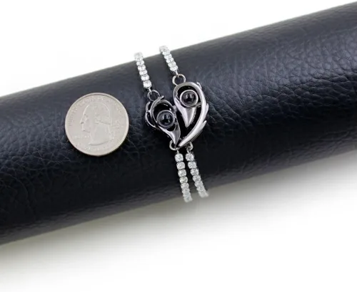 Miniatura 5 de Pulseras de proyección en 100 idiomas con texto en inglés "I Love You", 2 pulseras a juego con rompecabezas de corazón de amor de 0.118 in
