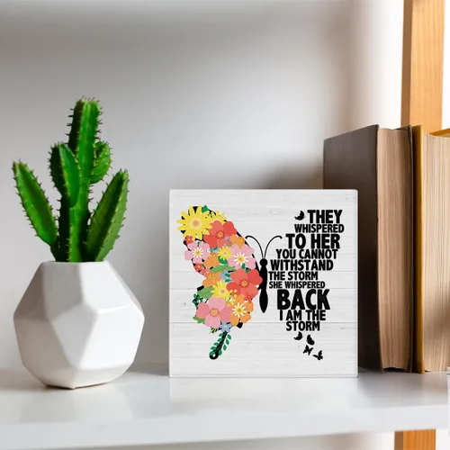 Miniatura 6 de Dumyum Cartel de madera con cita inspiradora para mujeres "Soy la tormenta" con mariposa floral, cartel decorativo para escritorio, estante de mesa