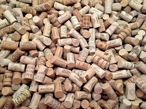 Corchos de vino. Auténticos y naturales. Impresos con la marca de la bodega. Sin uso, uniformes y limpios. Excelente para manualidades y decoración.