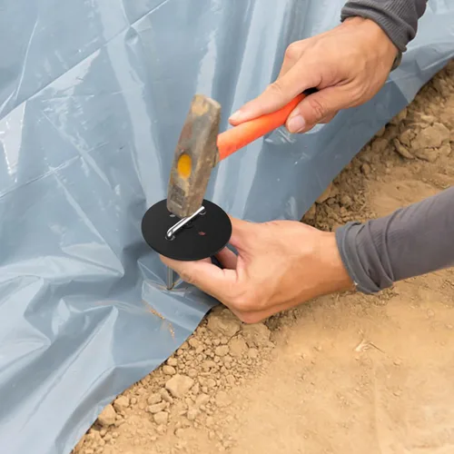 Miniatura 5 de AAGUT Paquete de 200 grapas de paisaje de 6 pulgadas con junta, estacas de barrera de vapor con tapas de arandela, estacas de metal para jardín