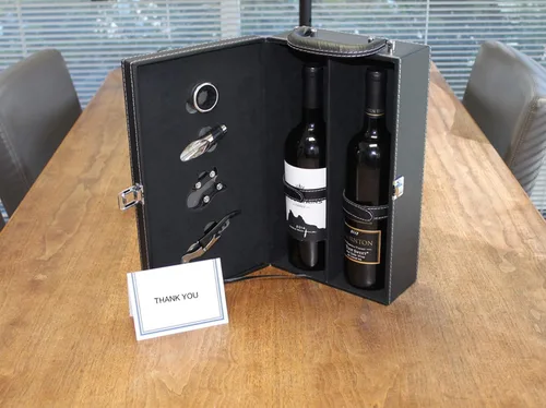Miniatura 5 de Lifestyle Top Handle Travel Two Bottle Wine Carrier Case con juego de accesorios de vino de 4 piezas (rojo)