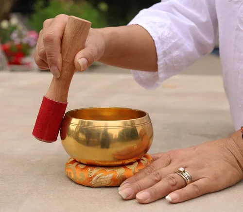 Miniatura 3 de DharmaObjects Mediano ~ Juego de cuencos tibetanos OM MANI con mazo, cojín de brocado y bolsa de transporte, para meditación, curación de chakras