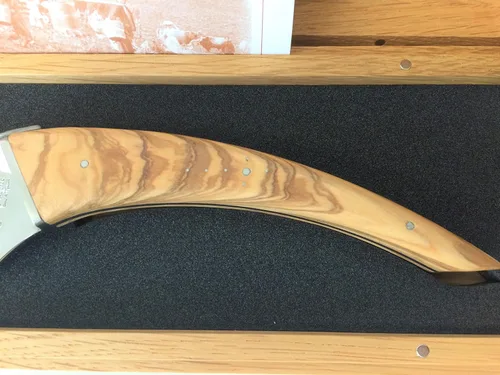 Miniatura 4 de Laguiole en Aubrac Cuchillo de queso hecho a mano 'Le Buron' KMF99OLI/LZB1 Mango de madera de olivo