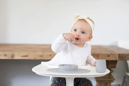 Miniatura 2 de ezpz Tiny Cup (Pewter) - Más de 4 meses - Taza de entrenamiento 100% silicona para bebés - Diseñada por un especialista en alimentación pediátrica