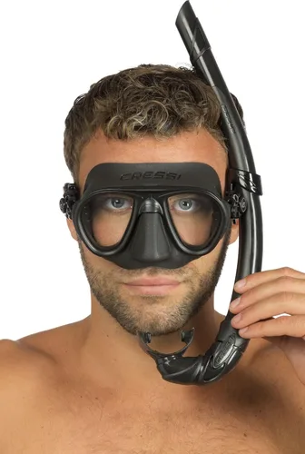Miniatura 7 de Cressi Máscara y esnórquel diseñados desde apnea y buceo - Sistema antivaho y máscara de bajo volumen - Snorkel flexible y plegable - Calibro y Negro